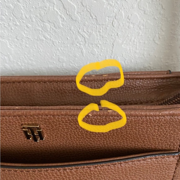 Tommy Hilfiger Crossbody, Vegan Leather. In Good condition. - Picture 3 of 15